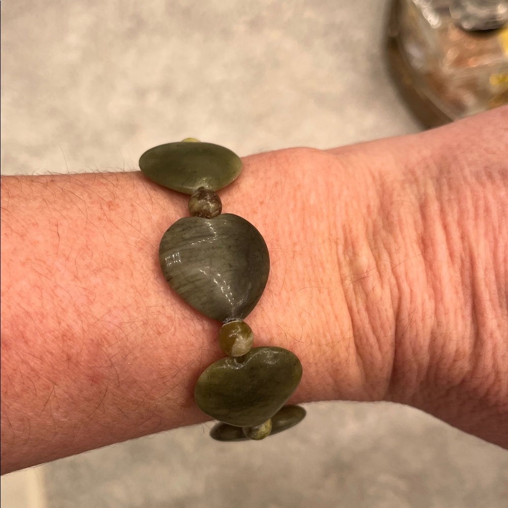 Green stone Heart-Shaped stretch Beaded Bracelet